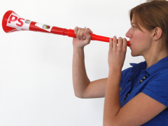 faites-du-bruit-pour-nos-retraites-avec-la-vuvuzela-du-ps-26212.png